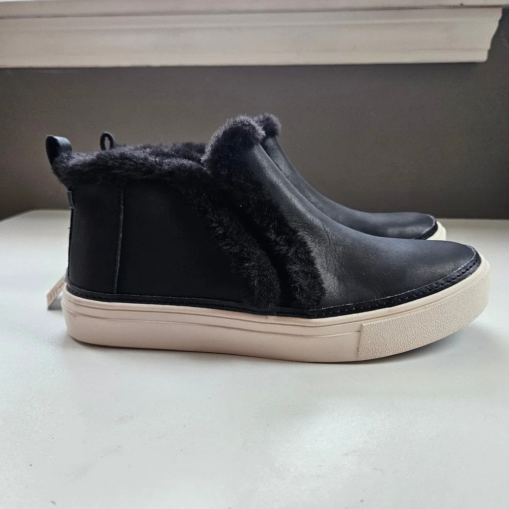 TOMS Slip On Sneaker Booties Womens 7 Black Leather Faux Fur Platform Minimalist